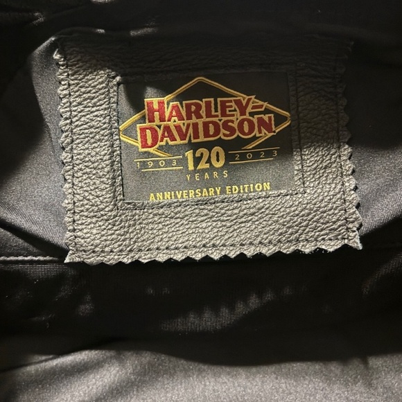 Harley Davidson 120th Anniversary Nostalgia
Triple Vent Women's Leather Jacket - Picture 11 of 15